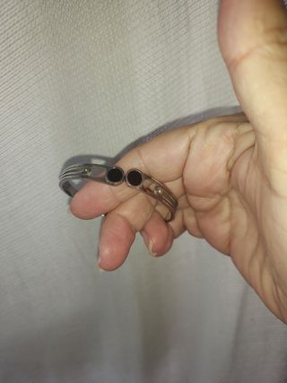 Pulsera plateada con detalles negros