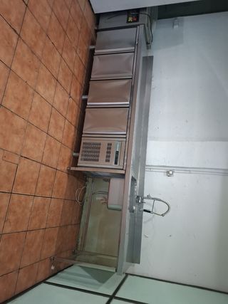 Bajo mostrador acero inox con fregadero y grifo
