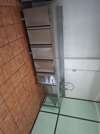 Bajo mostrador acero inox con fregadero y grifo
