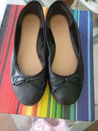 Manoletinas de piel negra