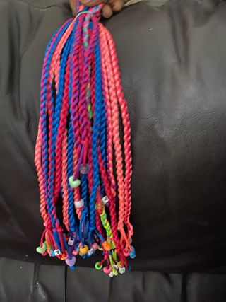 Trenzas de colores con abalorios