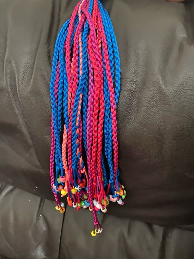 Trenzas de colores con abalorios