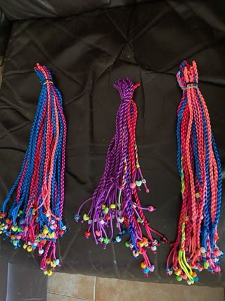 Trenzas de colores con abalorios