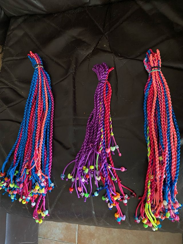 Trenzas de colores con abalorios