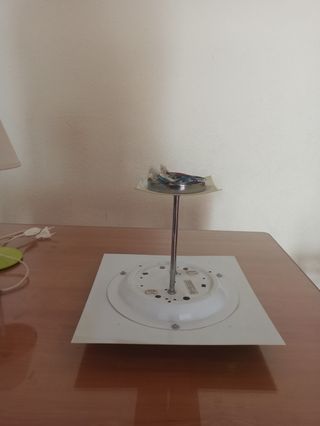 Cabecero juvenil madera, lámparas techo y mesita