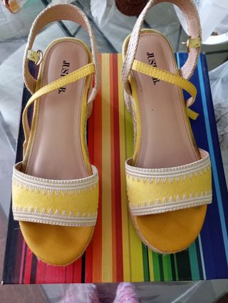 Sandalias de esparto amarillas