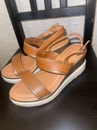 Sandalias Marrones y Doradas