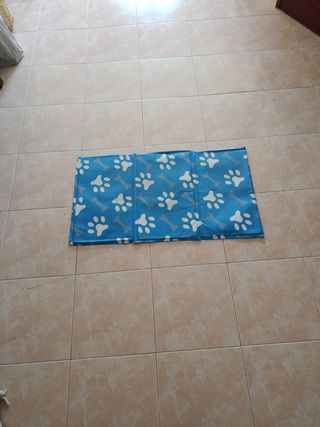 Cama fría para mascotas con huellas
