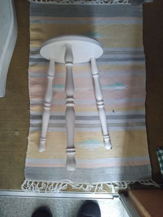 Taburete de madera blanco