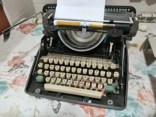 Máquina de escribir Olympia vintage
