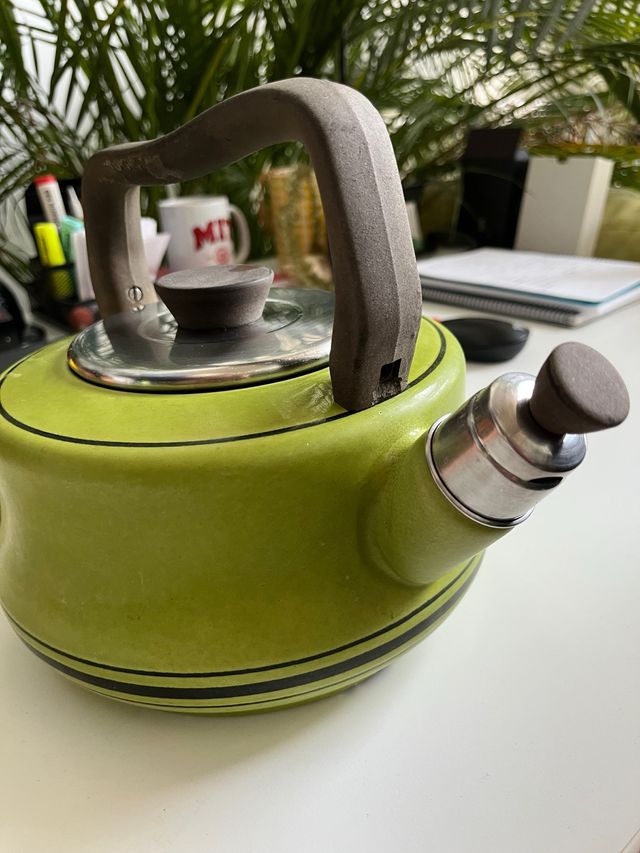 Tetera antigua verde. Para decoración.