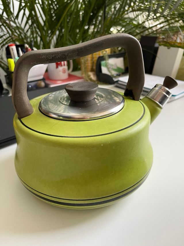 Tetera antigua verde. Para decoración.