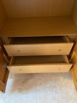 Armario de madera con cajones y altillos