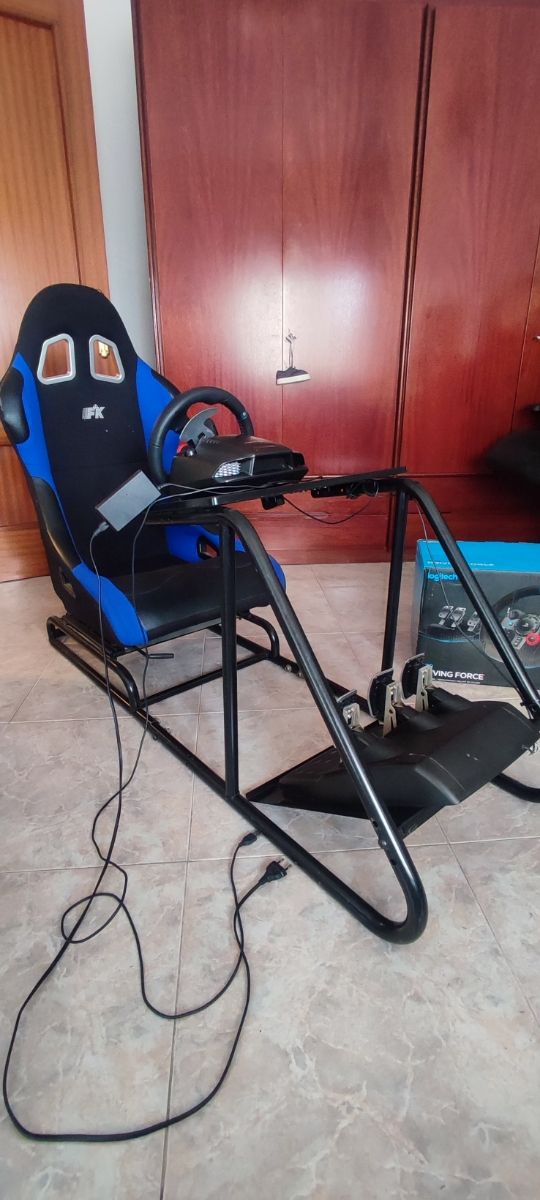 Logitech G29. Cockpit de carreras completo.
