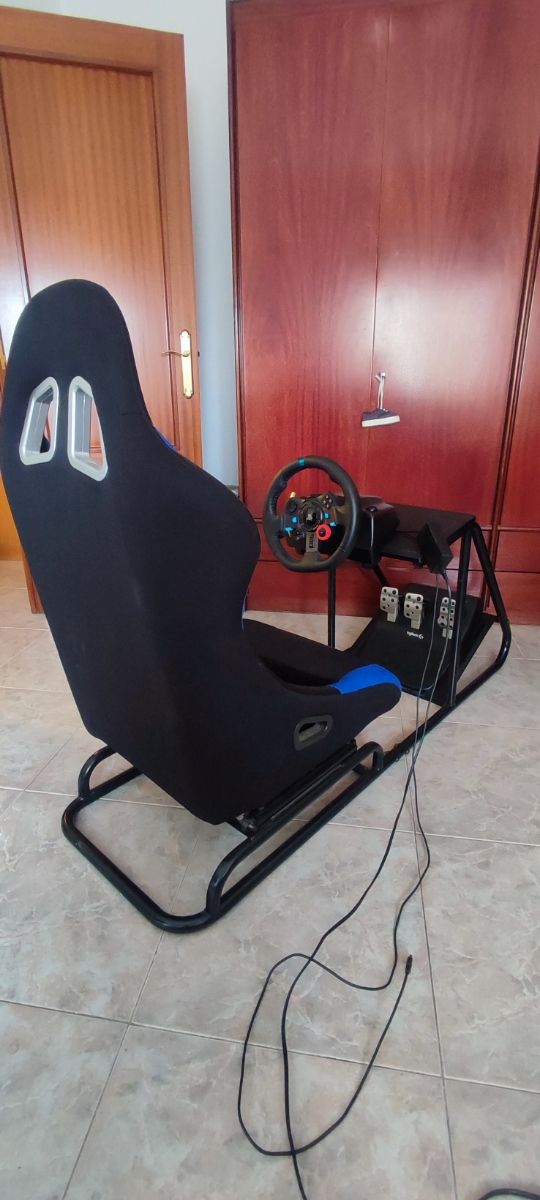Logitech G29. Cockpit de carreras completo.