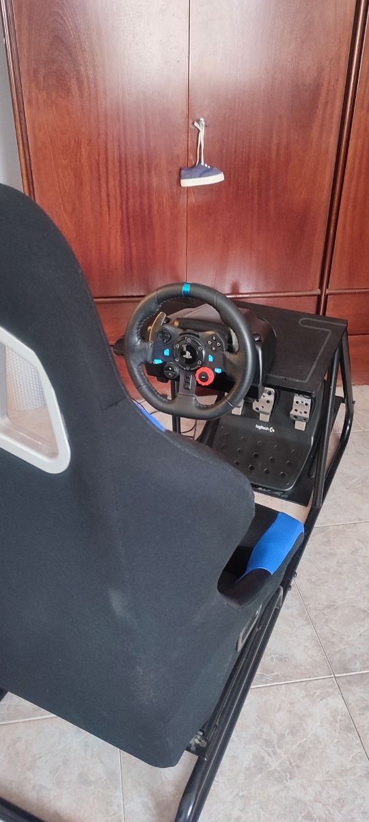 Logitech G29. Cockpit de carreras completo.