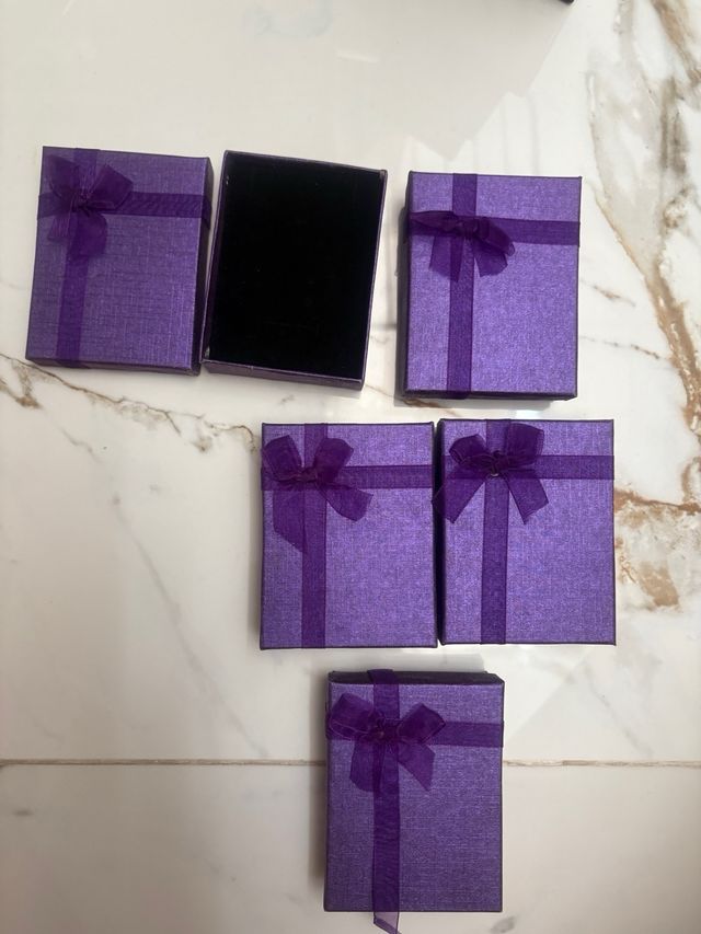 Cajas de regalo con lazos dorados y plateados