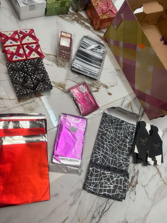 Cajas de regalo con lazos dorados y plateados