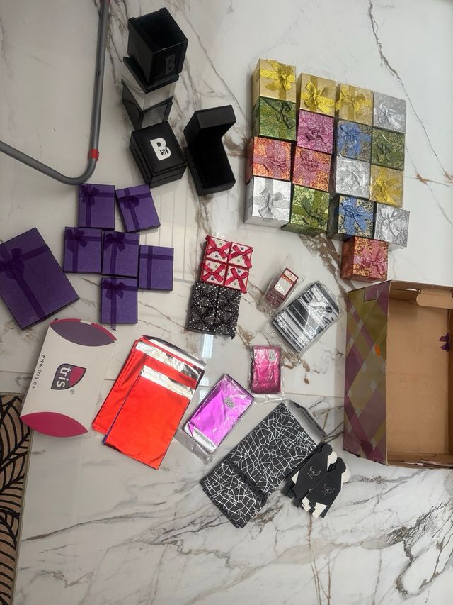 Cajas de regalo con lazos dorados y plateados