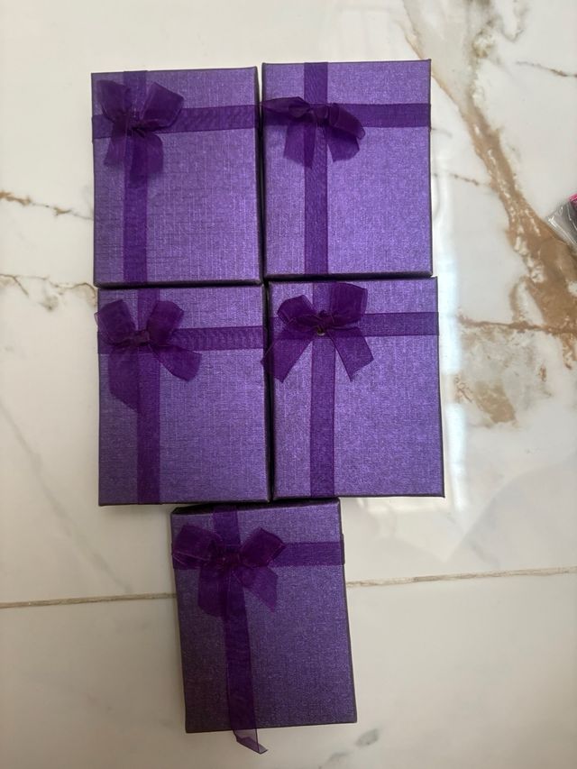 Cajas de regalo con lazos dorados y plateados