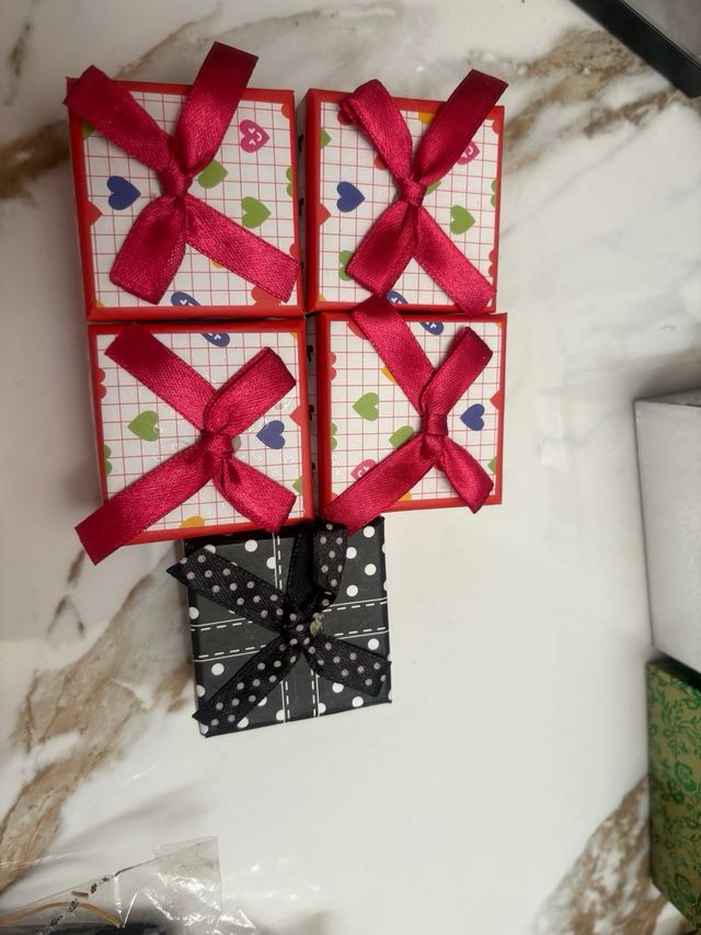 Cajas de regalo con lazos dorados y plateados