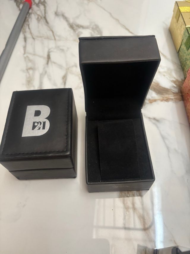 Cajas de regalo con lazos dorados y plateados