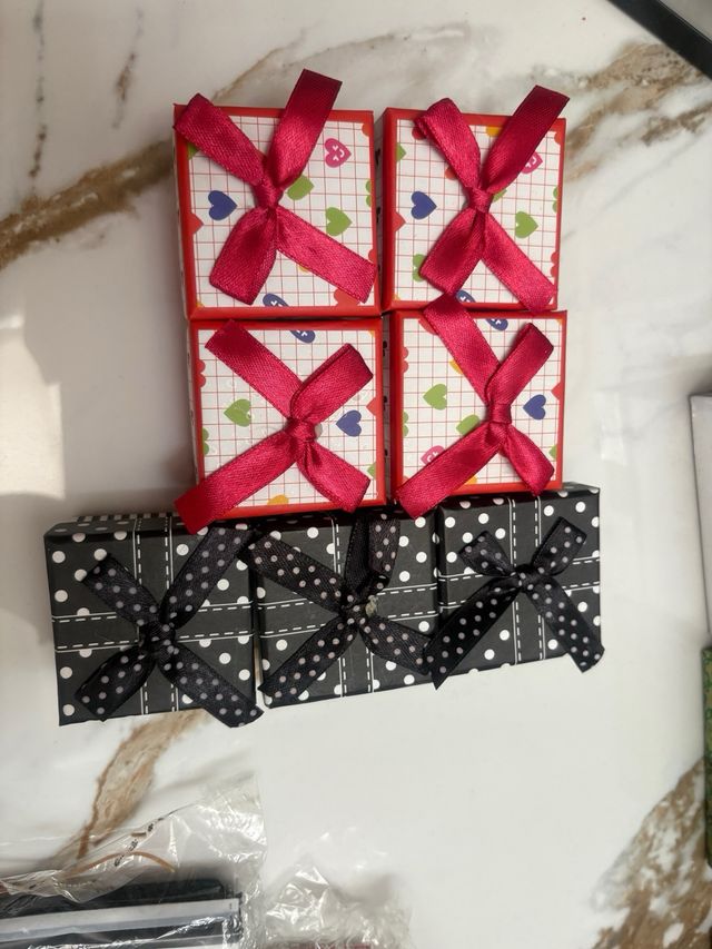 Cajas de regalo con lazos dorados y plateados