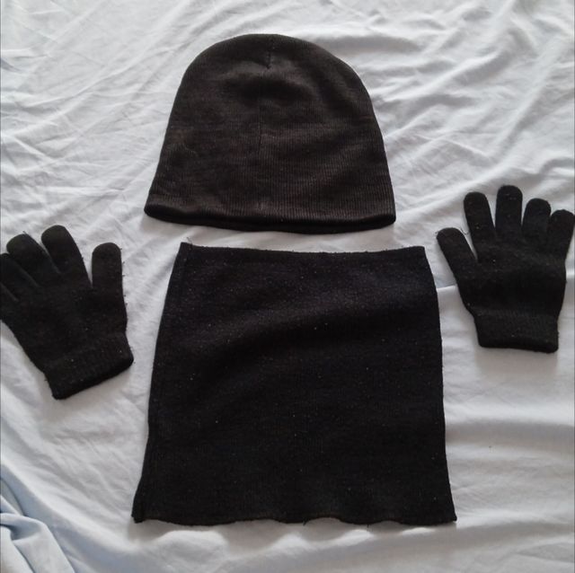 Gorro, guantes y braga de cuello negros