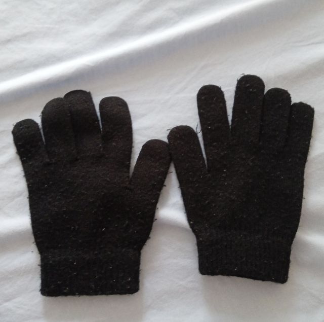 Gorro, guantes y braga de cuello negros