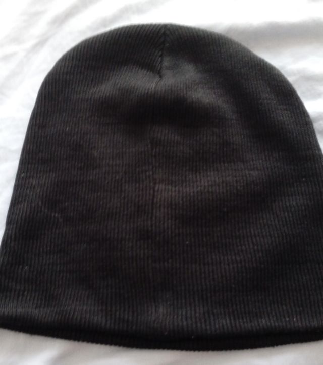 Gorro, guantes y braga de cuello negros