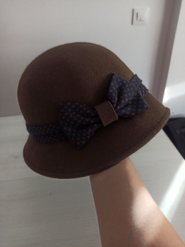 Sombrero marrón de fieltro con lazo azul y marrón