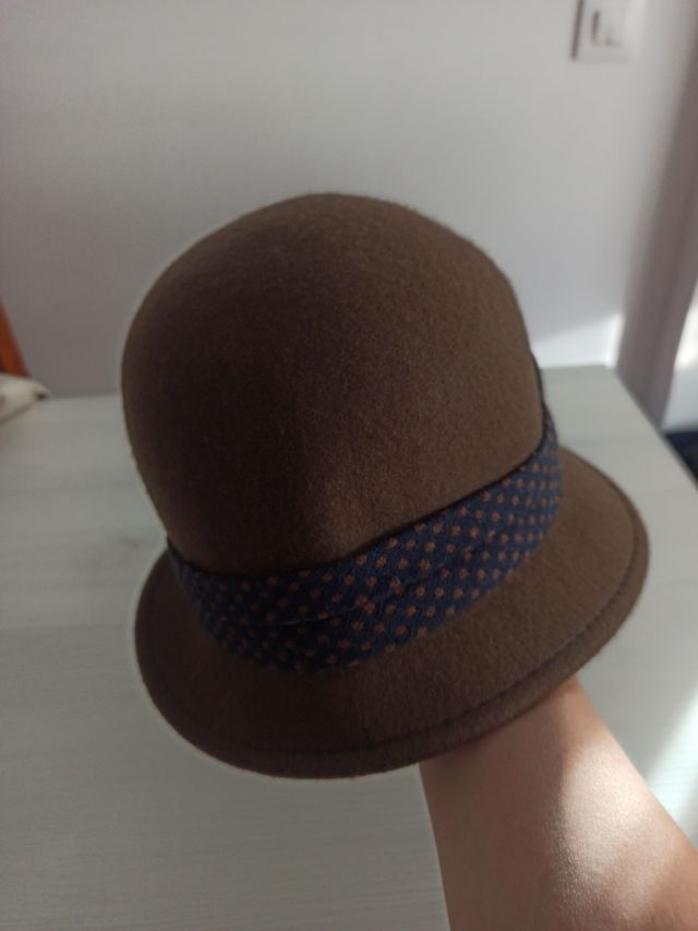 Sombrero marrón de fieltro con lazo azul y marrón