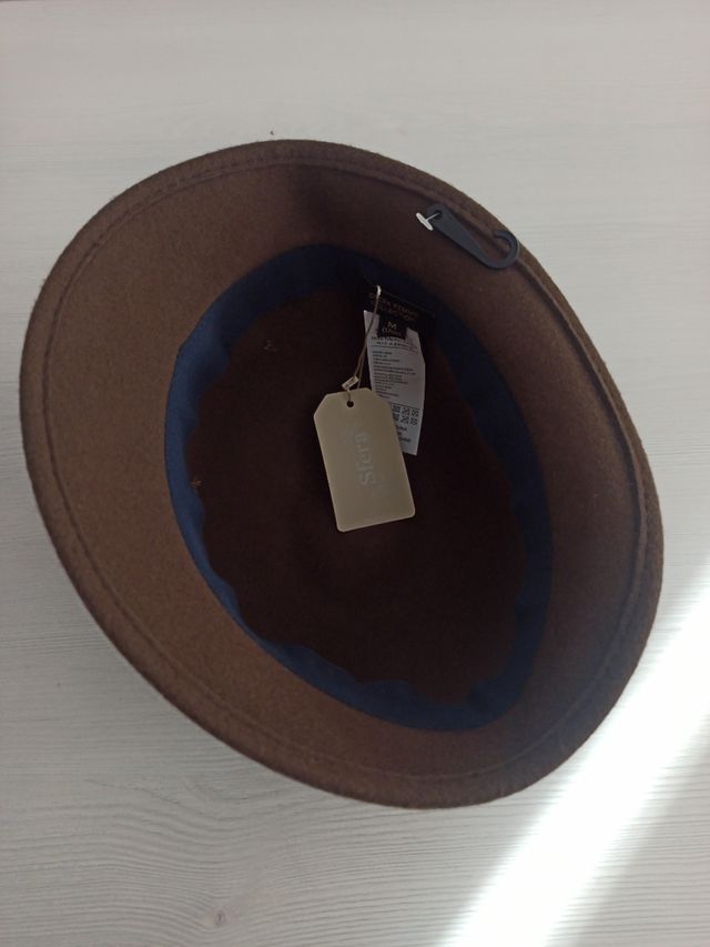 Sombrero marrón de fieltro con lazo azul y marrón