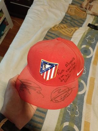 Gorra Nike Roja Firmada por leyendas atléticas