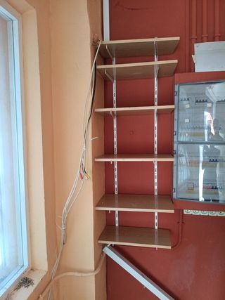 Estantería de pared de madera