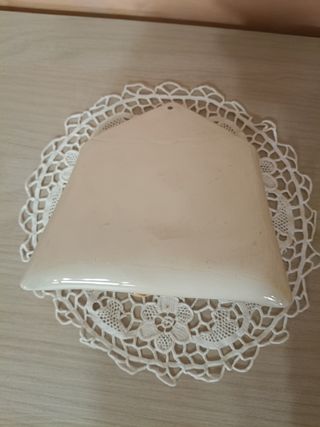 Portalettere forma di lettera in ceramica firmato.