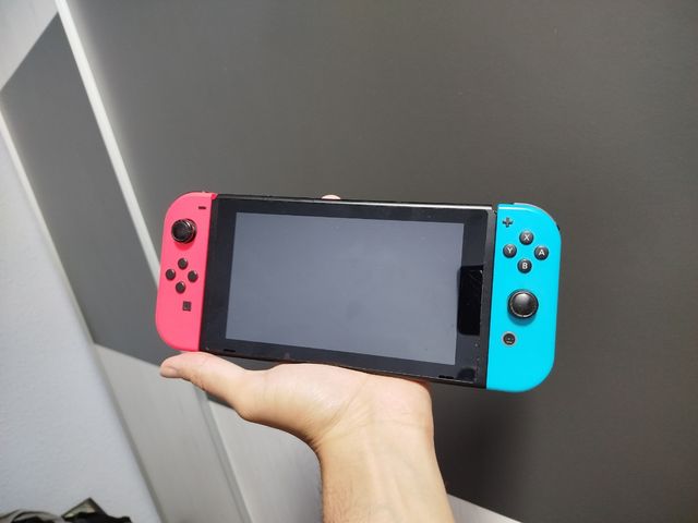 Nintendo Switch + Base y Accesorios
