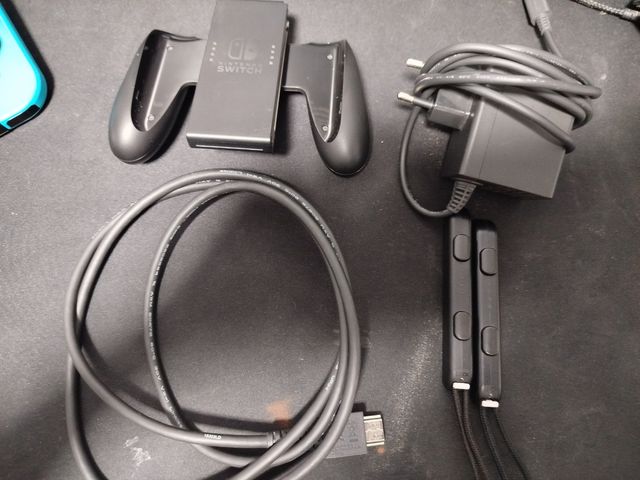 Nintendo Switch + Base y Accesorios