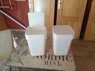 Papeleras blancas de plástico