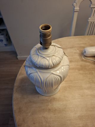 Lámpara de porcelana antigua blanca