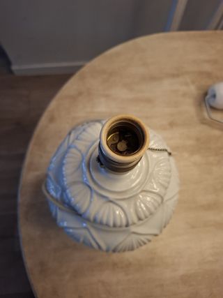 Lámpara de porcelana antigua blanca