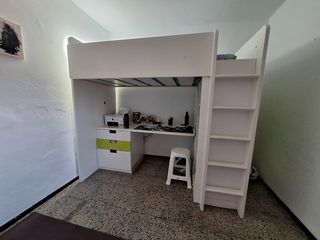 Cama alta con escritorio Ikea