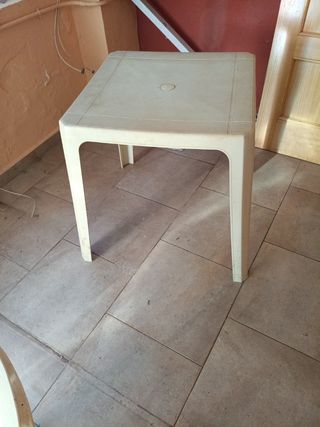 Mesa de terraza de plástico beige