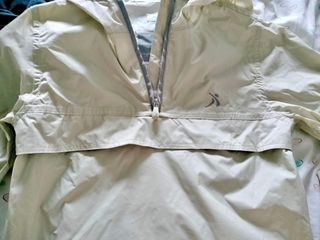 Chubasquero infantil beige. Talla 7/8.