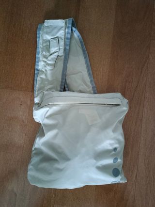 Chubasquero infantil beige. Talla 7/8.