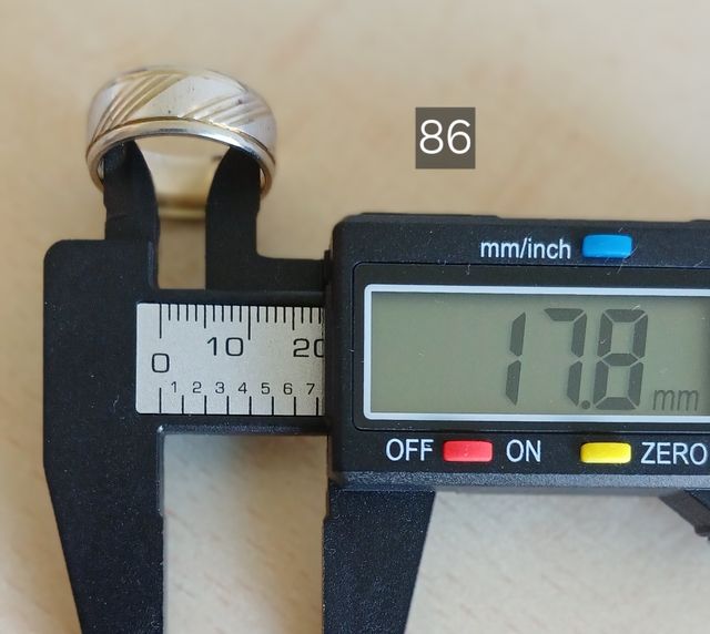 Anello acciaio con incisioni dorate