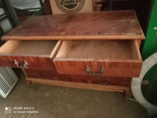 Mobili in legno con cassetti