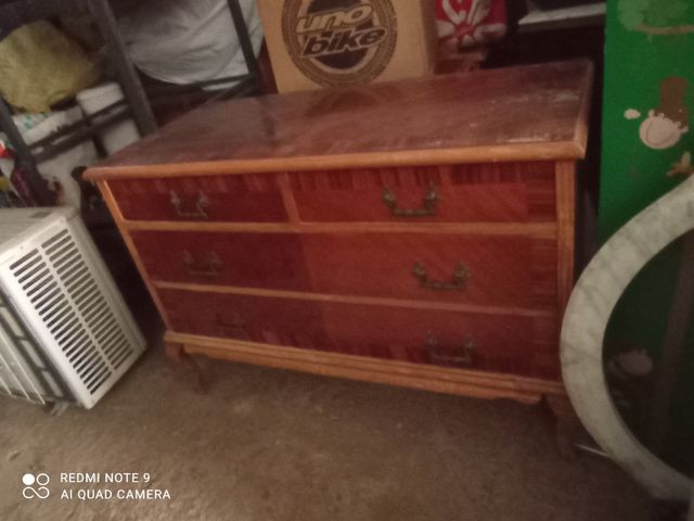 Mobili in legno con cassetti