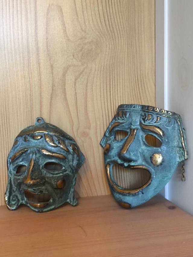 Coppia di maschere teatrali greche in bronzo
