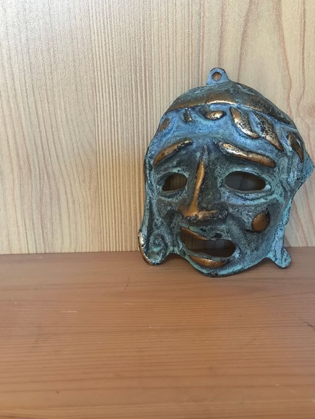 Coppia di maschere teatrali greche in bronzo